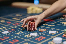 Tampilan aplikasi 29empire dengan jendela Honor of Kings di sebelah meja live blackjack