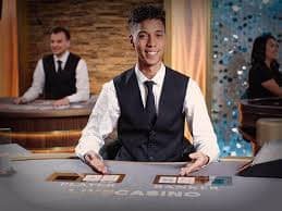 Studio dealer langsung 29empire menampilkan meja blackjack dengan dealer dan kamera multi-sudut